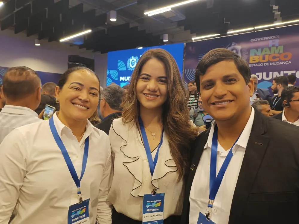 Na foto: Mirella Almeida, ladeada do prefeito de Itapissuma e a prefeita de Salgueiro 