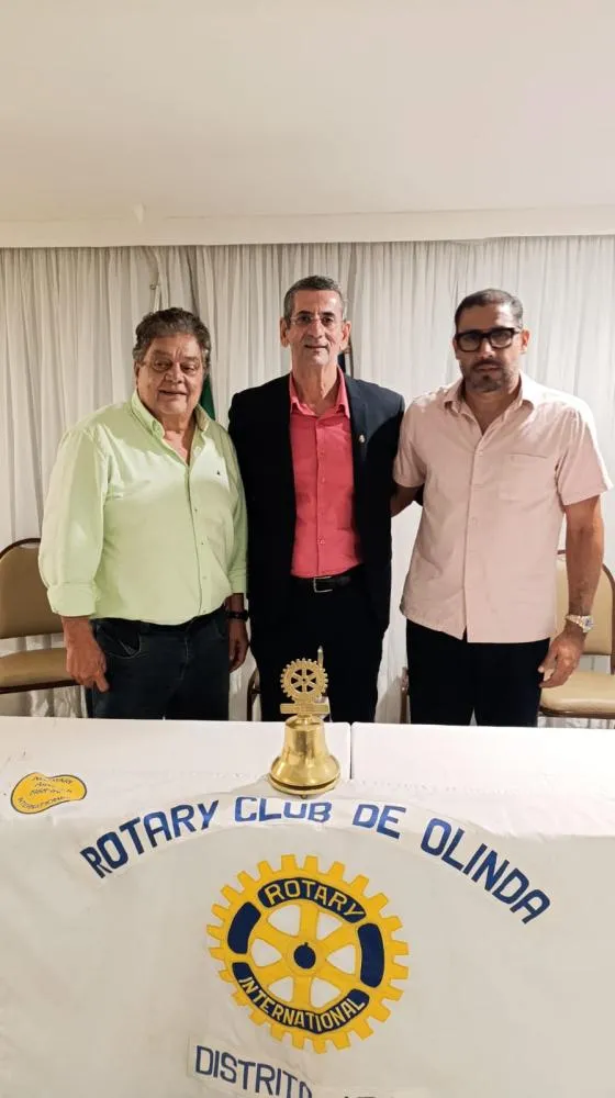 Posse do novo presidente do Rotary, Hermes Gomes Filho, ladeado de Mirinda e do novo membro do Rotary, Kleber Leal.