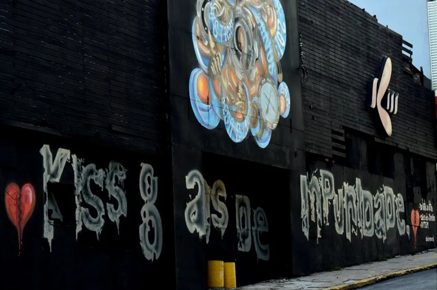 Grafite de DS Lima em protesto nas paredes de fora da Boate Kiss, em Santa Maria (RS)