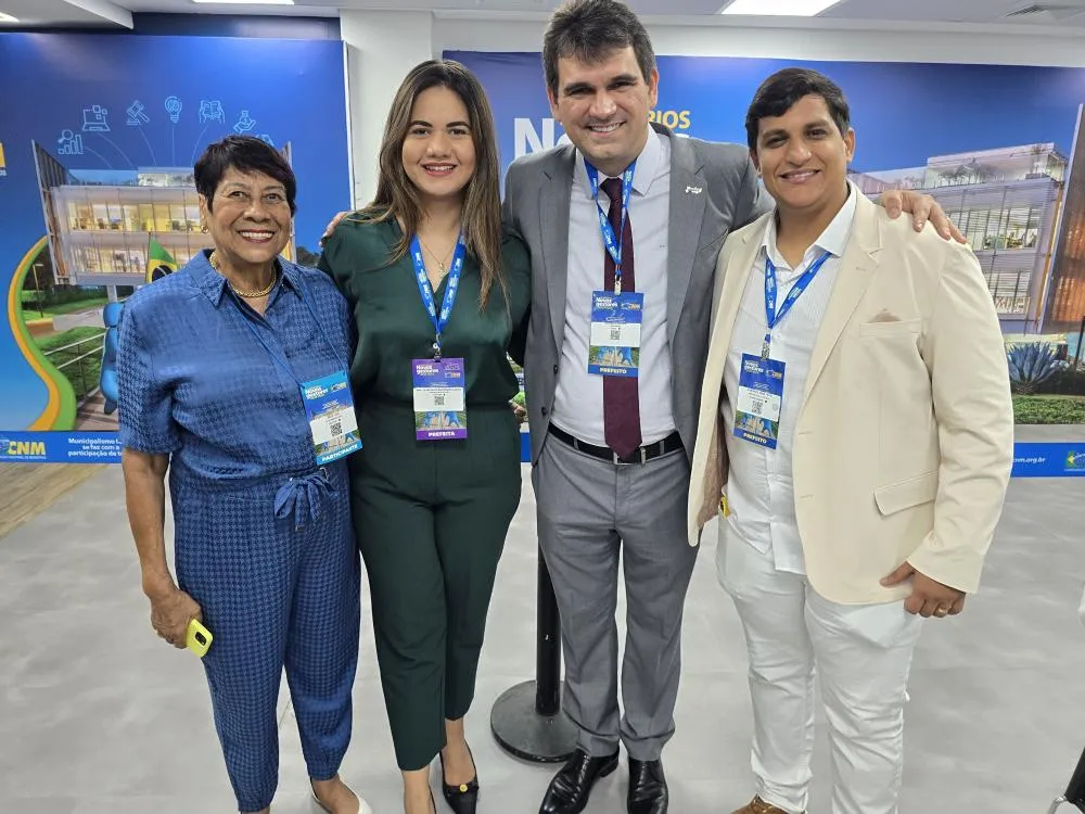 Na foto: Mirella, O presidente da AMUPE Marcelo Gouveia, o prefeito eleito de Itapissuma, Júnior de Irmã Têca e a vice prefeita Zezé de Lima.