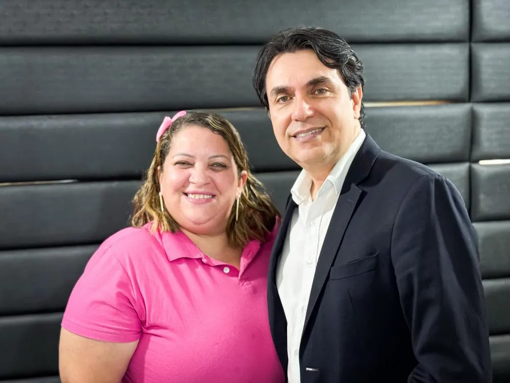 Foto: Divulgação/ Cristiano Carrilho ladeado pela vereadora Jeane Cândido