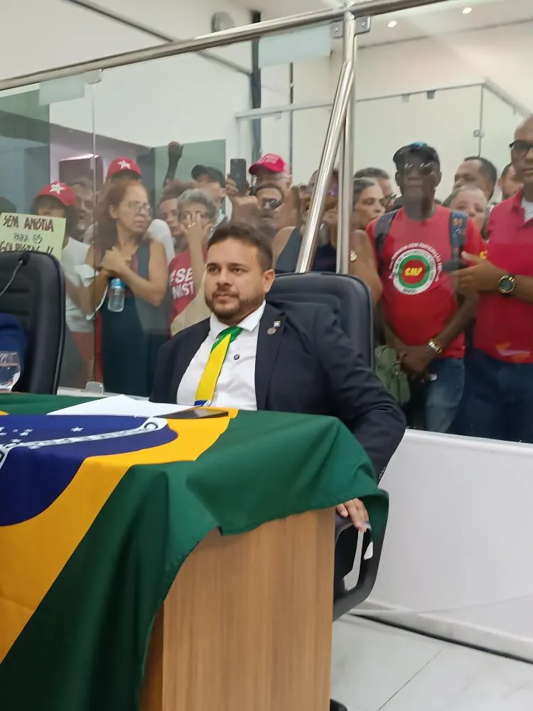 Na foto, o vereador Sarmento sentado no plenário da Casa Bernardo Vieira de Melo.