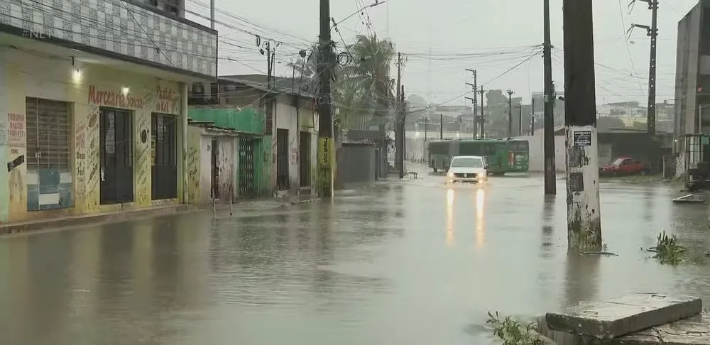 Rua Antônio da Costa Azevedo, em Olinda, na quinta-feira (15), alagada após as chuvas no Grande Recife — Foto: Reprodução/TV Globo