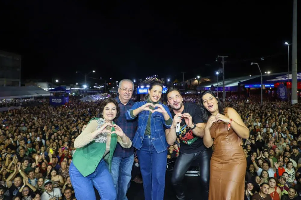 A governadora Raquel Lyra, a vice-governadora, Priscila Krause, o cantor Wesley Safadão, o prefeito de Gravatá, Padre Joselito e a primeira-dama. Foto: Yacy Ribeiro/Secom