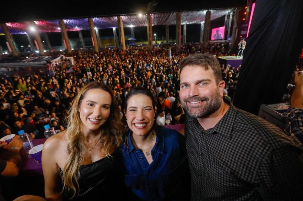 Fotos: Miva Filho/Secom - A governadora Raquel Lyra, ladeada da prefeita Eduarda Gouveia e do marido, o deputado estadual Gustavo Gouveia.