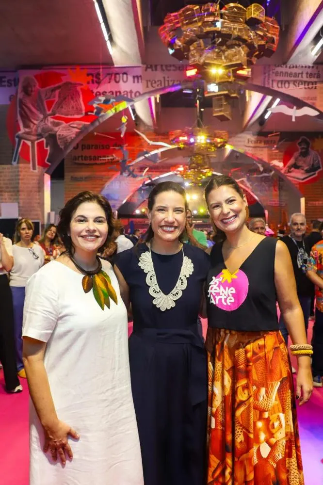 A Governadora Raquel Lyra, ladeada da vice-governadora, Priscila Krause e a presidente da ADEPE, Ana Luiz Ferreira - Foto: Yacy Ribeiro 