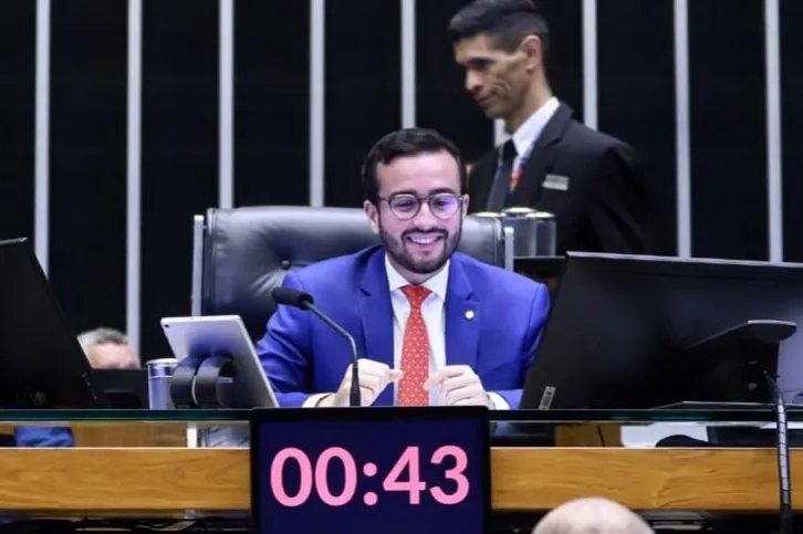 Deputado Lula da Fonte, sentado na mesa do plenário da Câmara dos deputados, em Brasília. Créditos: Divulgação 