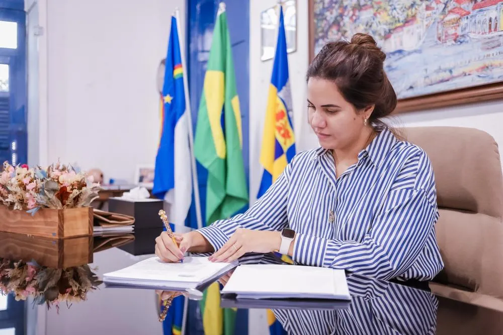 Prefeita Mirella Almeida no Gabinete - Foto: Arquimedes Santos