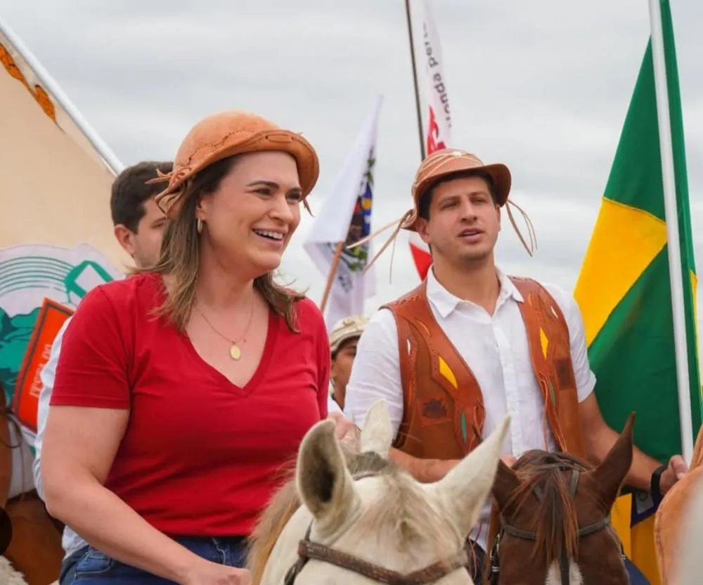 Imagem de Marília Arraes e o prefeito João Campos na missa do Vaqueiro - Foto: reprodução Instagram de Marília Arraes 