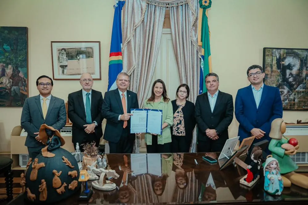A Governadora Raquel Lyra, o presidente do TJPE, desembargador Ricardo Paes Barreto, demais membros da comitiva - Fotos: Janaína Pepeu/Secom