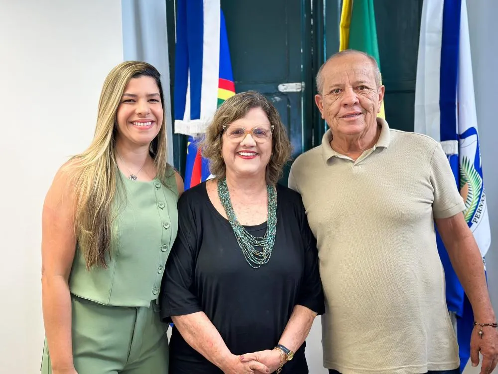 A Senadora Teresa Leitão, ladeada do prefeito de Goiana Marcílio Régio e da vice-prefeita, Lícia Maciel - Foto: Erika Muniz
