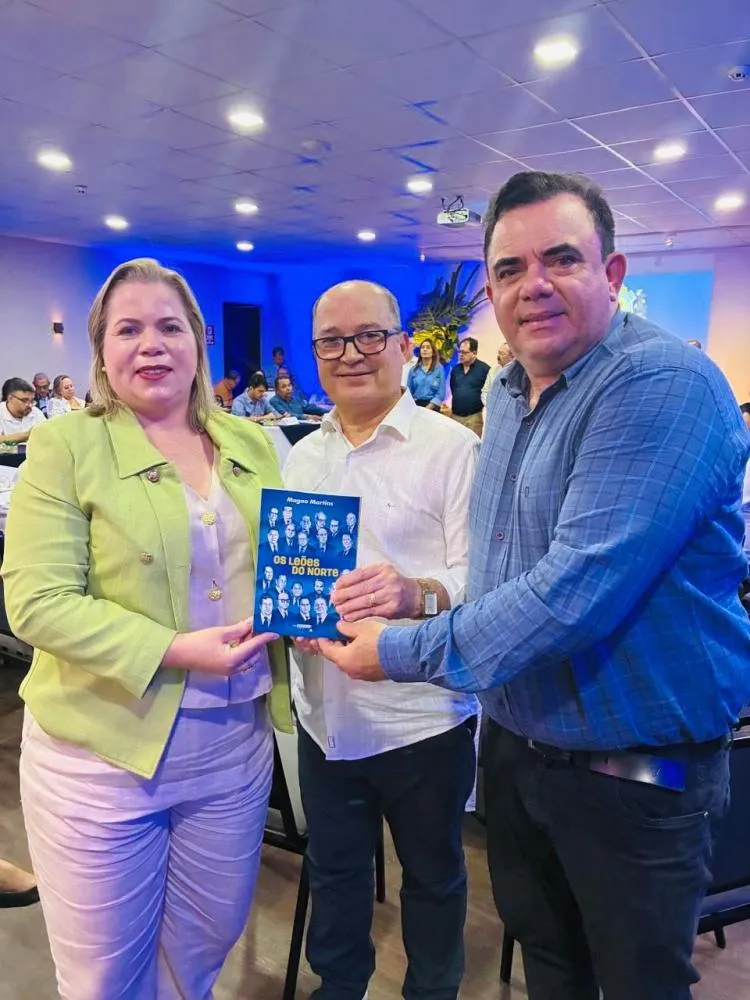 Socorro Sobral, ao lado do jornalista e escritor Magno Martins e de seu marido, Ricardo Alencar - Foto: Divulgação 