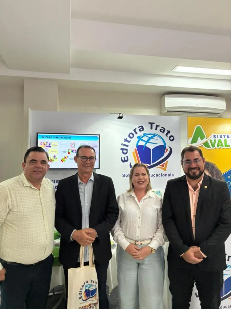 Socorro Sobral, ladeada do marido, o empresário Ricardo Alencar, do vice-governador de Sergipe e o presidente da Undime Sergipe.
