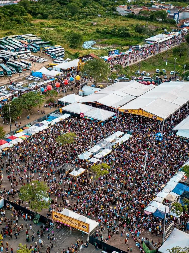 MAIS DE 60 MIL PESSOAS LOTAM O ALTO DO MOURA EM MAIS UM DIA DE MUITO FORRÓ 