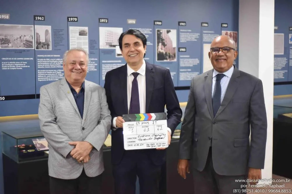 Milton Gouveia da Silva Filho (Desembargador Aposentado), Cristiano Carrilho (Presidente da ABCCRIM) e Fábio André de Farias (Coordenador de Documentação e Memória do TRT-6).