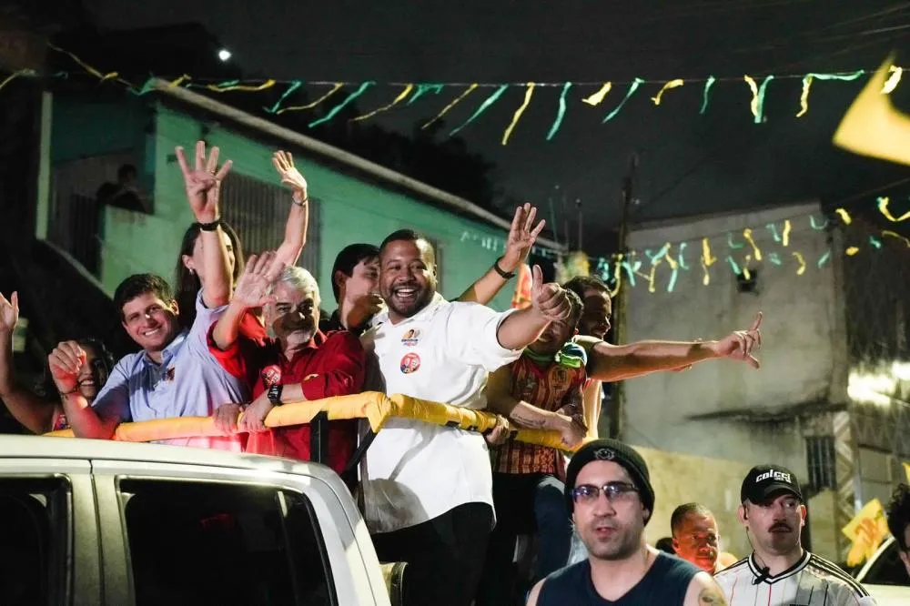 VINI CASTELLO E JOÃO CAMPOS SÃO RECEBIDOS COM FESTA EM CARREATA POR AGUAZINHA, EM OLINDA