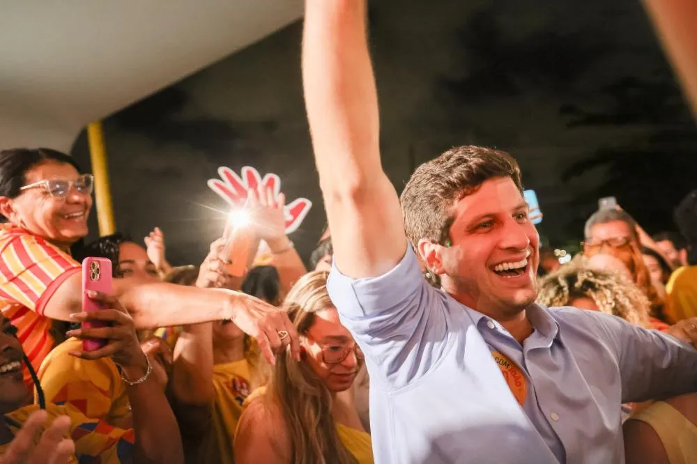 JOÃO CAMPOS REÚNE MAIS DE 4 MIL MULHERES E ANUNCIA 20 MIL NOVAS TORNOZELEIRAS ELETRÔNICAS EM PERNAMBUCO