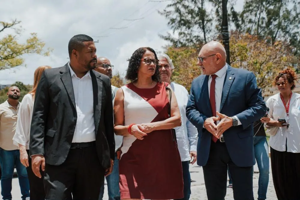 VINI CASTELLO ARTICULA APOIO FEDERAL COM LUCIANA SANTOS, E UFPE RECEBERÁ R$ 40 MILHÕES PARA RECUPERAR LABORATÓRIOS