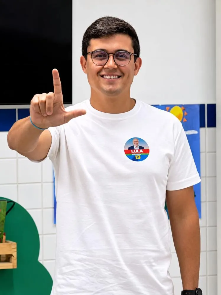 VICTOR MARQUES VOTA NA TORRE E RESSALTA PROCESSO DEMOCRÁTICO NO PAÍS